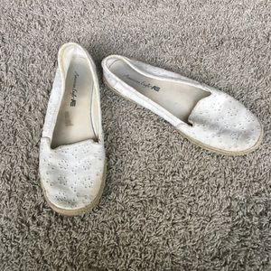 White flower print slip-on shoes